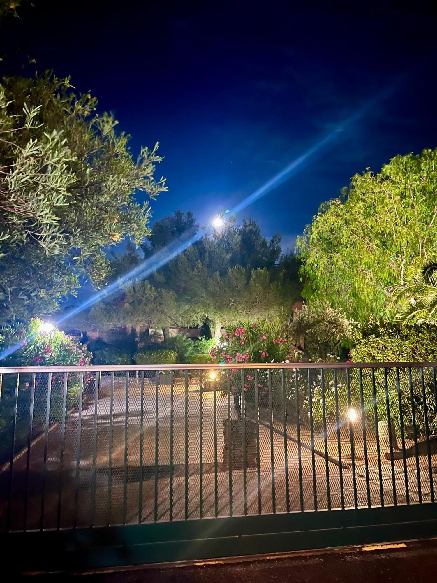 Private Garden In Center Of Saint Tropez Apartment Bagian luar foto